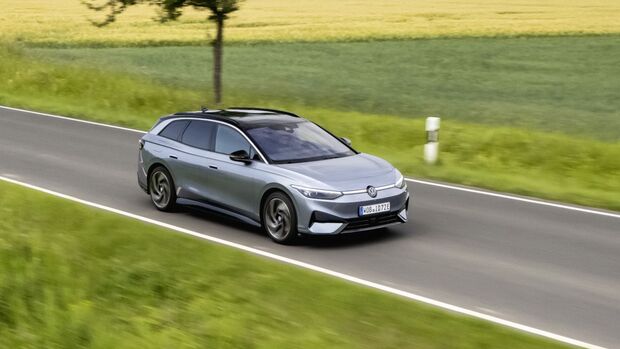 VW ID.7 Tourer als elektrischer Kombi bei der Fahrt auf einer Landstraße.