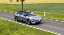 VW ID.7 Tourer als elektrischer Kombi bei der Fahrt auf einer Landstraße.