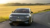 VW ID.7 Tourer aus der Frontperspektive im Abendlicht während der Fahrt.