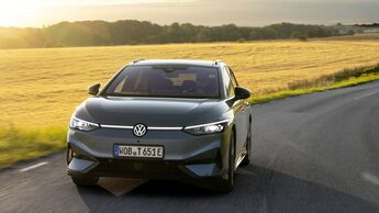 VW ID.7 Tourer aus der Frontperspektive im Abendlicht während der Fahrt.