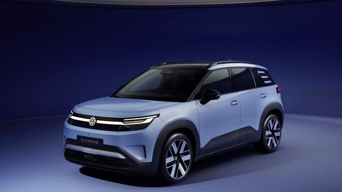 VW ID. Cross als kompakter Elektro-SUV in Hellblau mit schwarzem Dach in einer Studioaufnahme aus der Front-Seitenansicht.