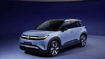 VW ID. Cross als kompakter Elektro-SUV in Hellblau mit schwarzem Dach in einer Studioaufnahme aus der Front-Seitenansicht.