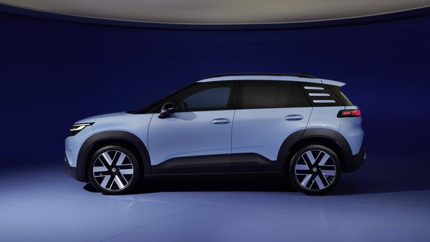 VW ID.Cross in Hellblau im Seitenprofil mit schwarzen Radhausverkleidungen.