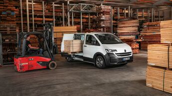 VW Nutzfahrzeuge baut das Transporter-Programm weiter aus. Neu gibt es künftig eine Pritsche mit Doppelkabine und zwei neue Kastenwagen.
