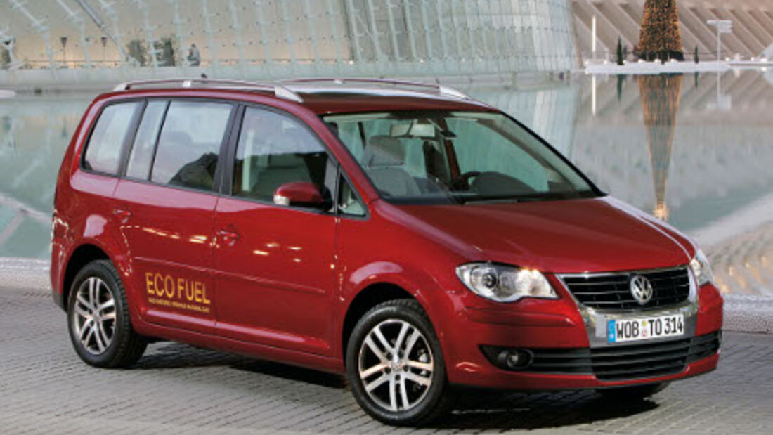 VW Touran TSI EcoFuel fährt vor