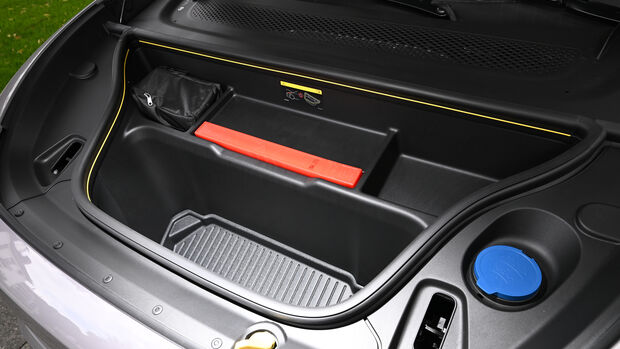 Verstecktes Staufach unter dem Ladeboden des Volvo EX60