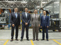 Vertreter von Ford und Geely im Ford-Werk Valencia vor einer automatisierten Produktionsanlage.