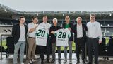 Vertreter von akf-Mobility und Borussia Mönchengladbach präsentieren im Stadion zwei Trikots zur neuen Mobilitätspartnerschaft.