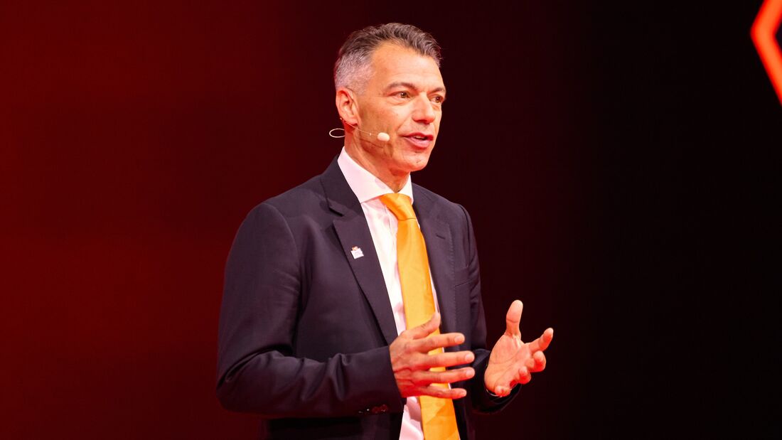 Vinzenz Pflanz von Sixt spricht auf einer Bühne über Flottenstrategie und Elektromobilität.
