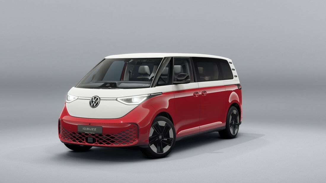 Volkswagen ID. Buzz in rot-weiss, frontansicht eines elektrischen vans auf neutralem hintergrund