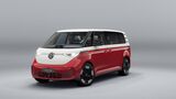 Volkswagen ID. Buzz in rot-weiss, frontansicht eines elektrischen vans auf neutralem hintergrund