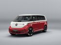 Volkswagen ID. Buzz in rot-weiss, frontansicht eines elektrischen vans auf neutralem hintergrund
