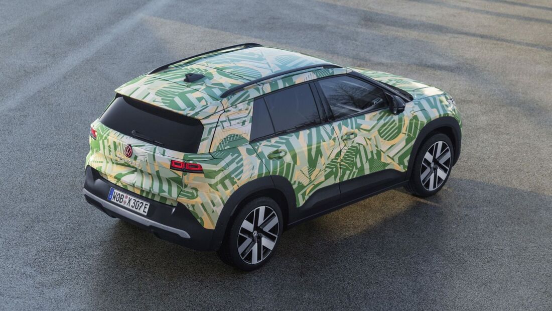 Volkswagen ID Cross Elektro SUV Studie mit Tarnfolierung in Heckansicht auf Asphalt