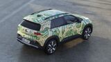Volkswagen ID Cross Elektro SUV Studie mit Tarnfolierung in Heckansicht auf Asphalt