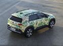 Volkswagen ID Cross Elektro SUV Studie mit Tarnfolierung in Heckansicht auf Asphalt