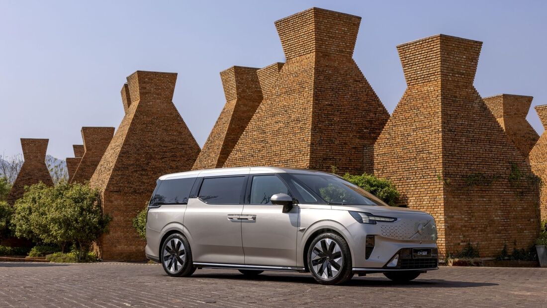 Volvo EM90 2025