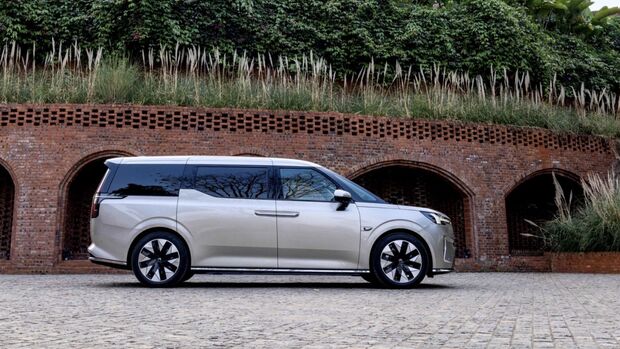Volvo EM90 2025