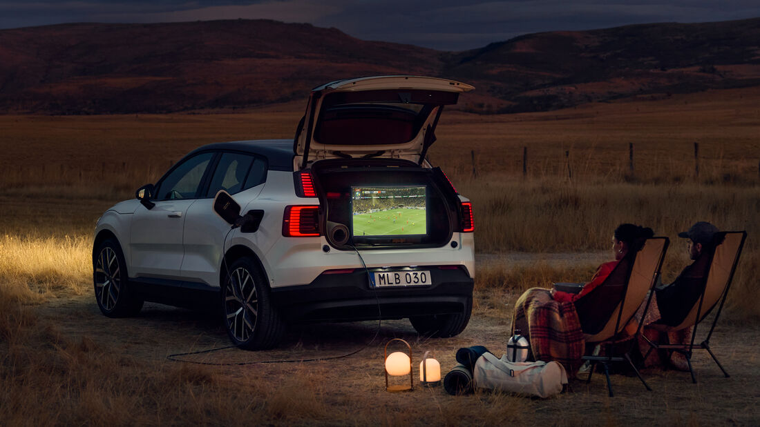 Volvo EX30 versorgt beim Camping über Vehicle-to-Load einen Fernseher mit Strom