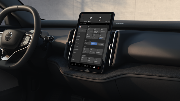 Volvo EX30 versorgt beim Camping über Vehicle-to-Load einen Fernseher mit Strom