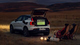Volvo EX30 versorgt beim Camping über Vehicle-to-Load einen Fernseher mit Strom