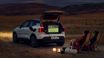 Volvo EX30 versorgt beim Camping über Vehicle-to-Load einen Fernseher mit Strom