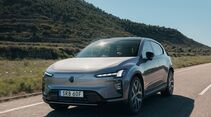 Volvo EX60 Elektro-SUV in Frontansicht auf Landstraße bei Tageslicht.