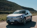 Volvo EX60 Elektro-SUV in Frontansicht auf Landstraße bei Tageslicht.