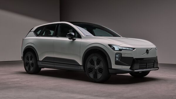 Volvo EX60 Elektro-SUV in weißer Lackierung, Front- und Seitenansicht in Studioumgebung