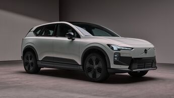 Volvo EX60 Elektro-SUV in weißer Lackierung, Front- und Seitenansicht in Studioumgebung