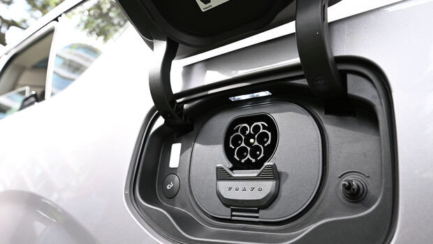 Volvo EX60 Ladeanschluss für 800-Volt-Schnellladen