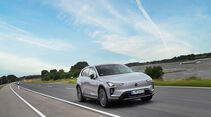 Volvo EX60 in Fahrt mit markanter Thors-Hammer-Front