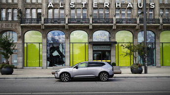 Volvo EX60 in der Seitenansicht vor dem Alsterhaus in Hamburg
