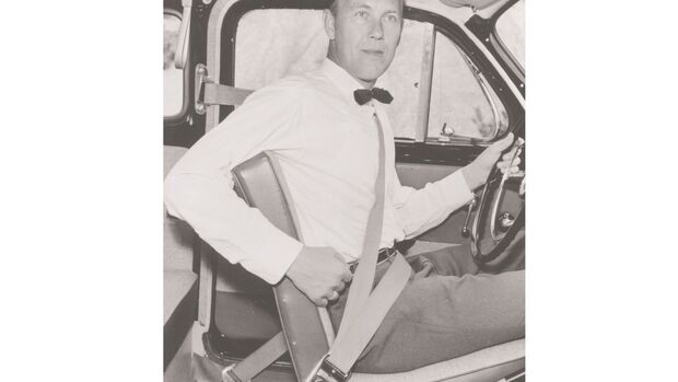 Volvo PV544 Buckel mit Dreipunkt-Sicherheitsgurt und dessen Erfinden Nils Bohlin.