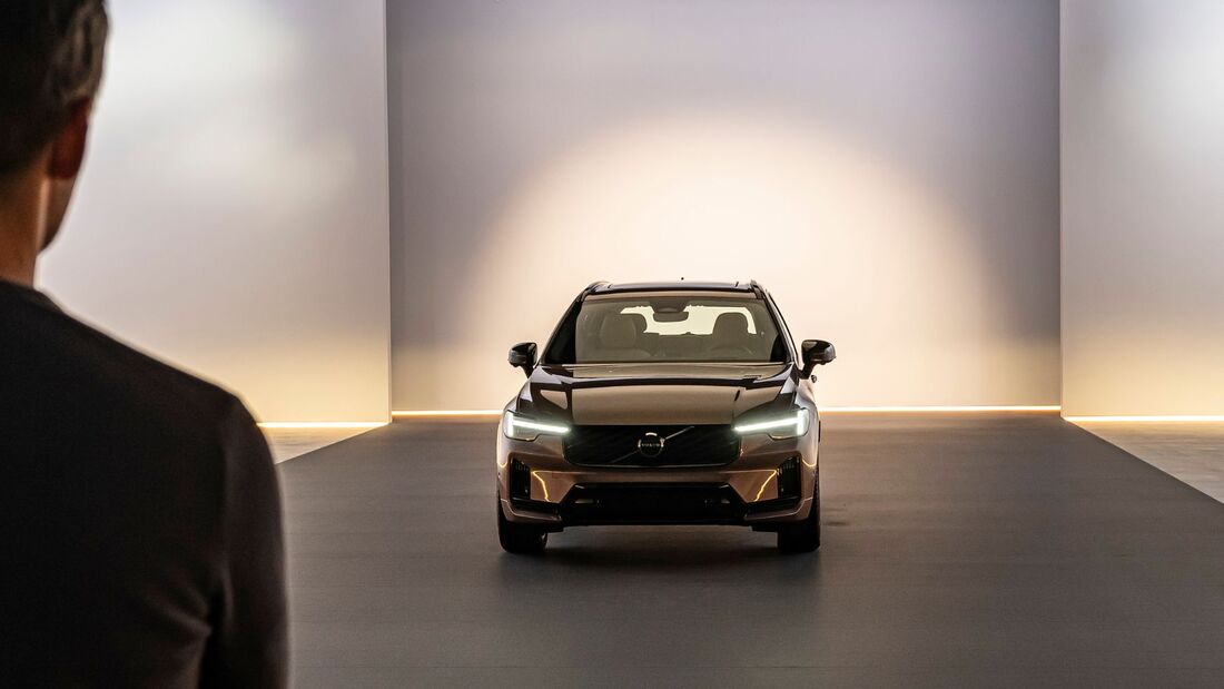 Volvo XC60 Long Range Plug-in-Hybrid mit neuer Front, Innenraum, Kofferraum, Ladeanschluss und Details der Modellpflege