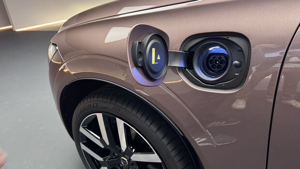 Volvo XC60 Long Range Plug-in-Hybrid mit neuer Front, Innenraum, Kofferraum, Ladeanschluss und Details der Modellpflege
