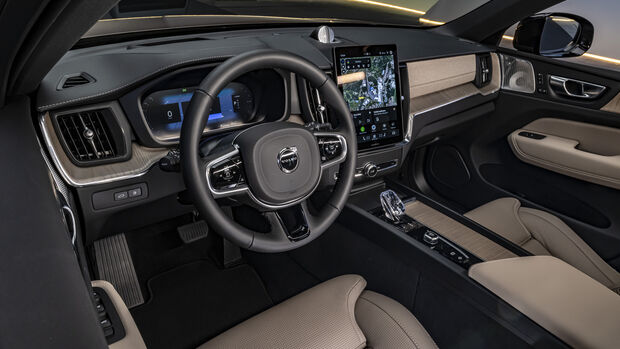 Volvo XC60 Long Range Plug-in-Hybrid mit neuer Front, Innenraum, Kofferraum, Ladeanschluss und Details der Modellpflege