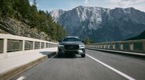 Volvo XC60 T8 AWD in Frontansicht während der Fahrt auf einer Brücke