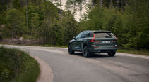 Volvo XC60 T8 AWD während der Fahrt auf Landstraße in Heckansicht