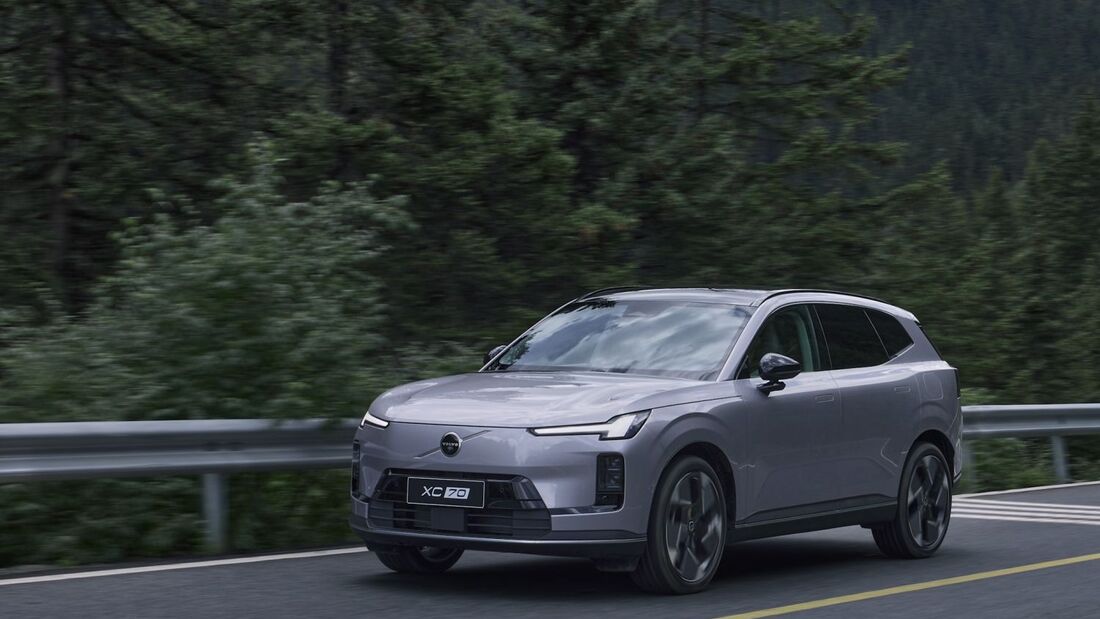 Volvo XC70 in Dreiviertel-Frontansicht während der Fahrt auf einer Landstraße.