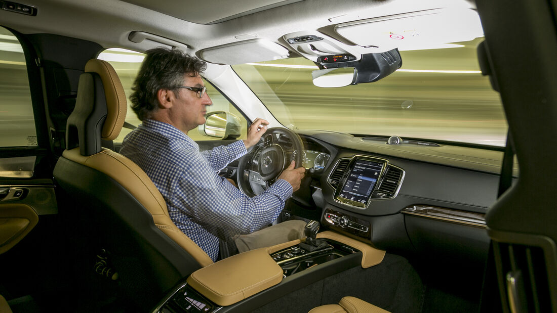 Volvo XC90 Fahrer fahrend Cockpit Innenraum