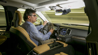 Volvo XC90 Fahrer fahrend Cockpit Innenraum