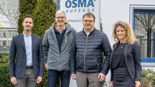 Von links nach rechts: Marten Fehrmann(AFC), Odo Hake (Osma Aufzüge), Daniel Heymer (Osma Aufzüge) und Friederike Wedding (AFC) vor dem Unternehmenssitz in Osnabrück.
