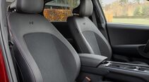 Vordersitze des Hyundai IONIQ 6 N Line mit Stoff-Leder-Kombination und roten Ziernähten.