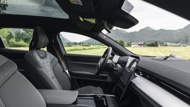 Vordersitze und Cockpit des Polestar 3 Performance mit zentralem Touchdisplay.