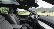 Vordersitze und Cockpit des Polestar 3 Performance mit zentralem Touchdisplay.