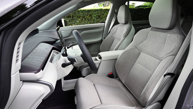 Vordersitze und Cockpit des Volvo EX60 von der Fahrerseite
