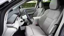 Vordersitze und Cockpit des Volvo EX60 von der Fahrerseite