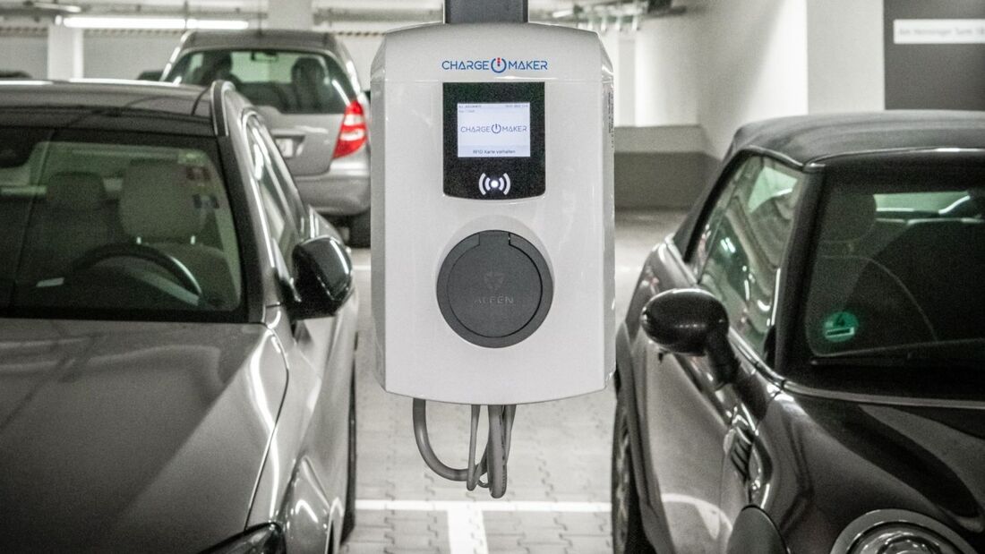 Wallbox in einer Tiefgarage zwischen geparkten Fahrzeugen am Firmenstandort