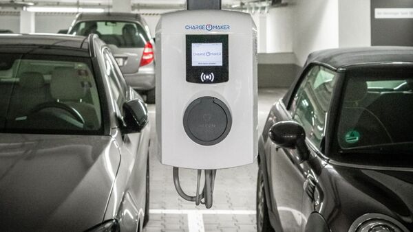 Wallbox in einer Tiefgarage zwischen geparkten Fahrzeugen am Firmenstandort