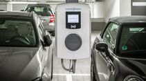 Wallbox in einer Tiefgarage zwischen geparkten Fahrzeugen am Firmenstandort
